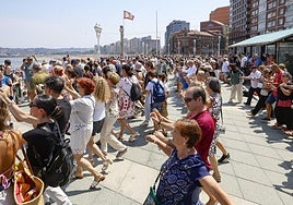 Danza prima y Restallón frente al mar en Gijón