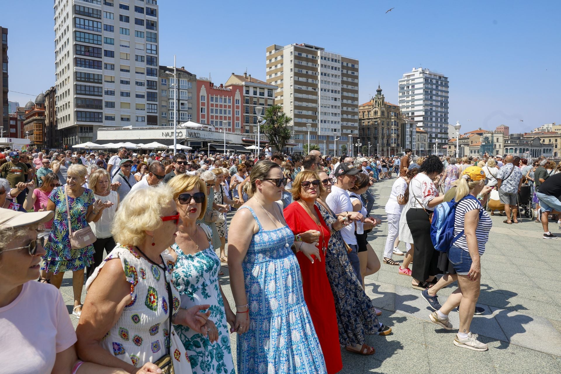 Danza prima y Restallón frente al mar en Gijón