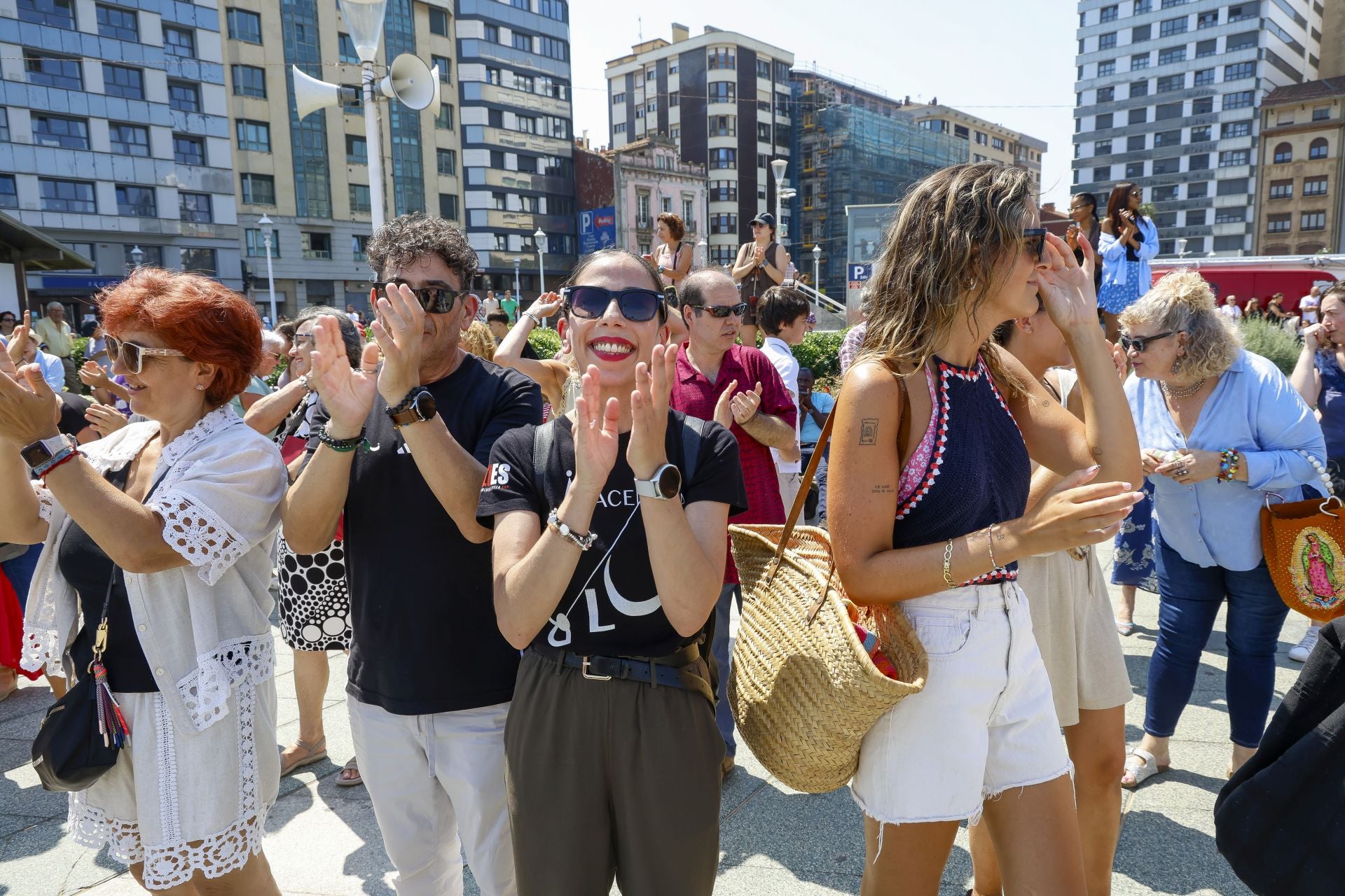 Danza prima y Restallón frente al mar en Gijón
