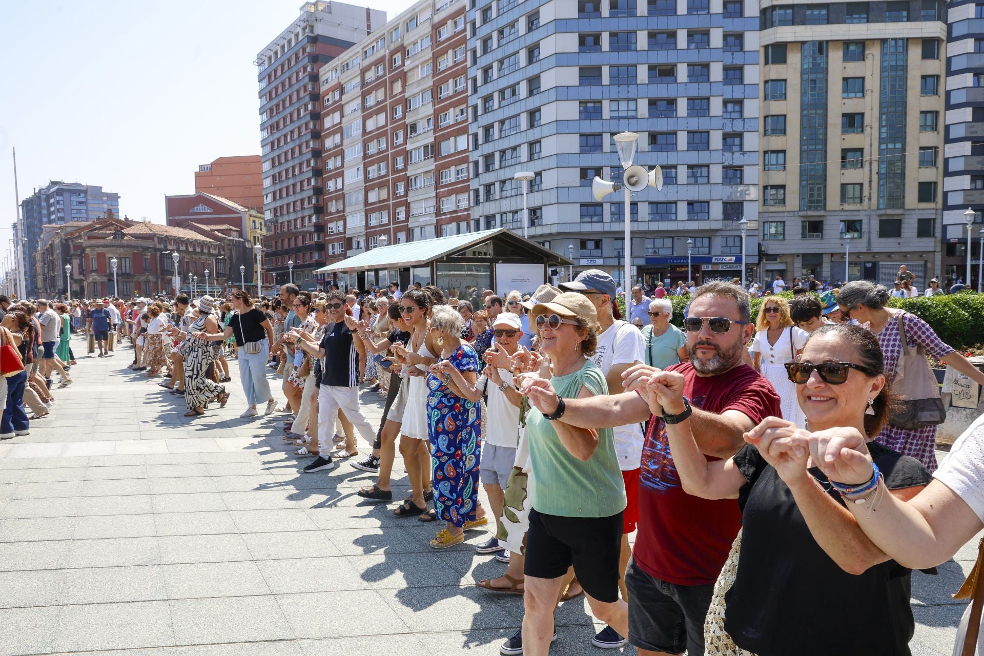 Danza prima y Restallón frente al mar en Gijón