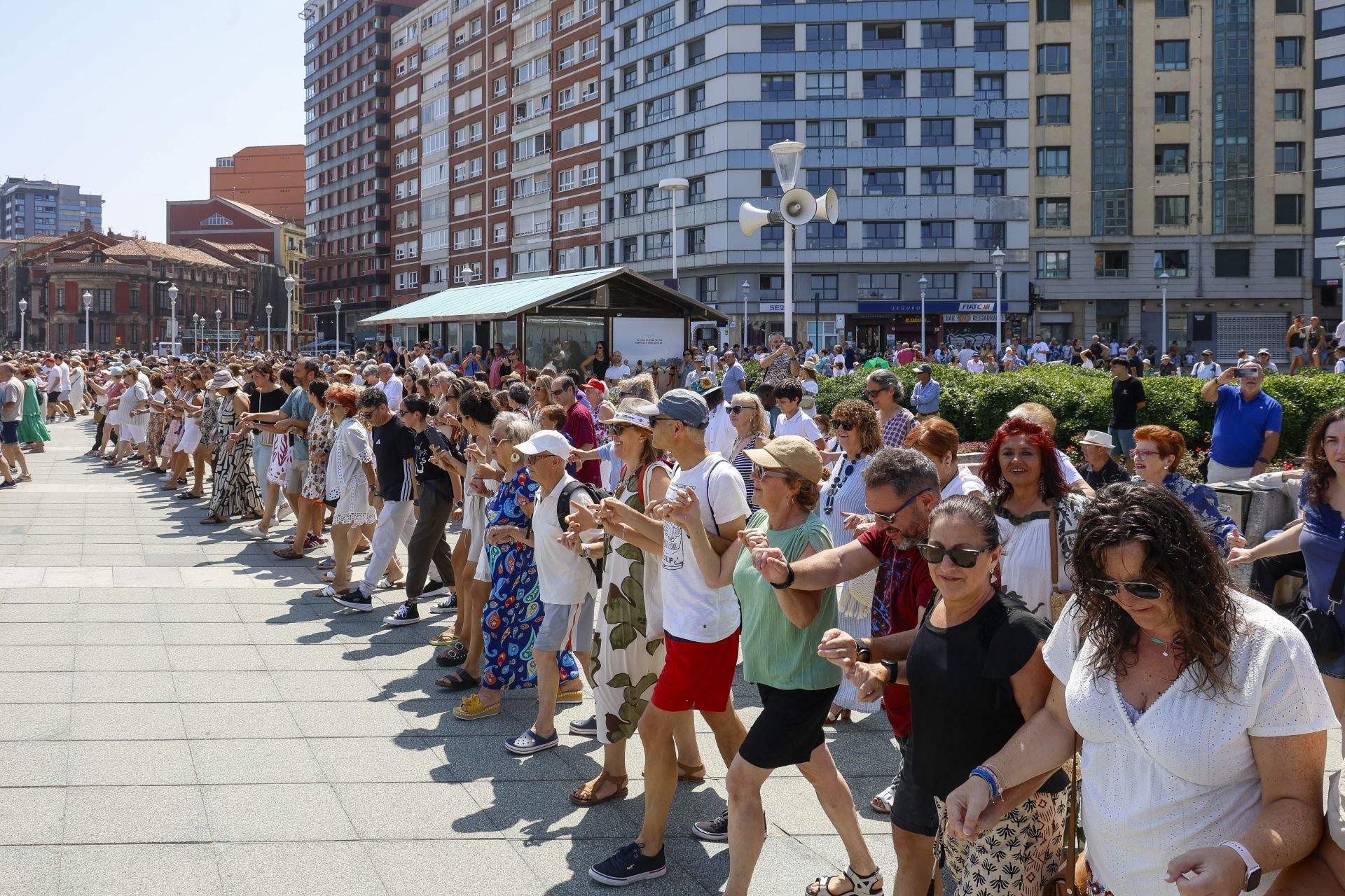 Danza prima y Restallón frente al mar en Gijón