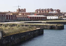Vista de la parcela de los antiguos astilleros de Naval Gijón, con la dársena en primer término.