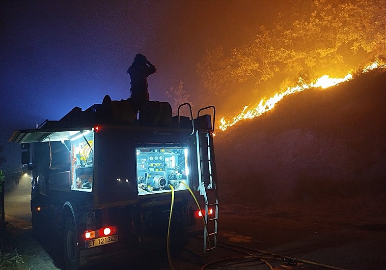 Labores de trabajo en la lucha contra el fuego en Genestoso.