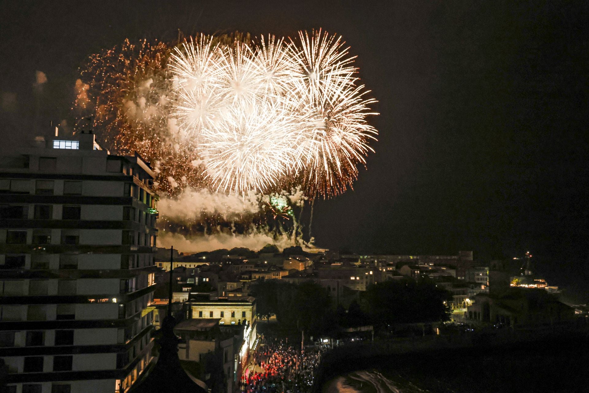 Gijón se ilumina en la noche de los Fuegos
