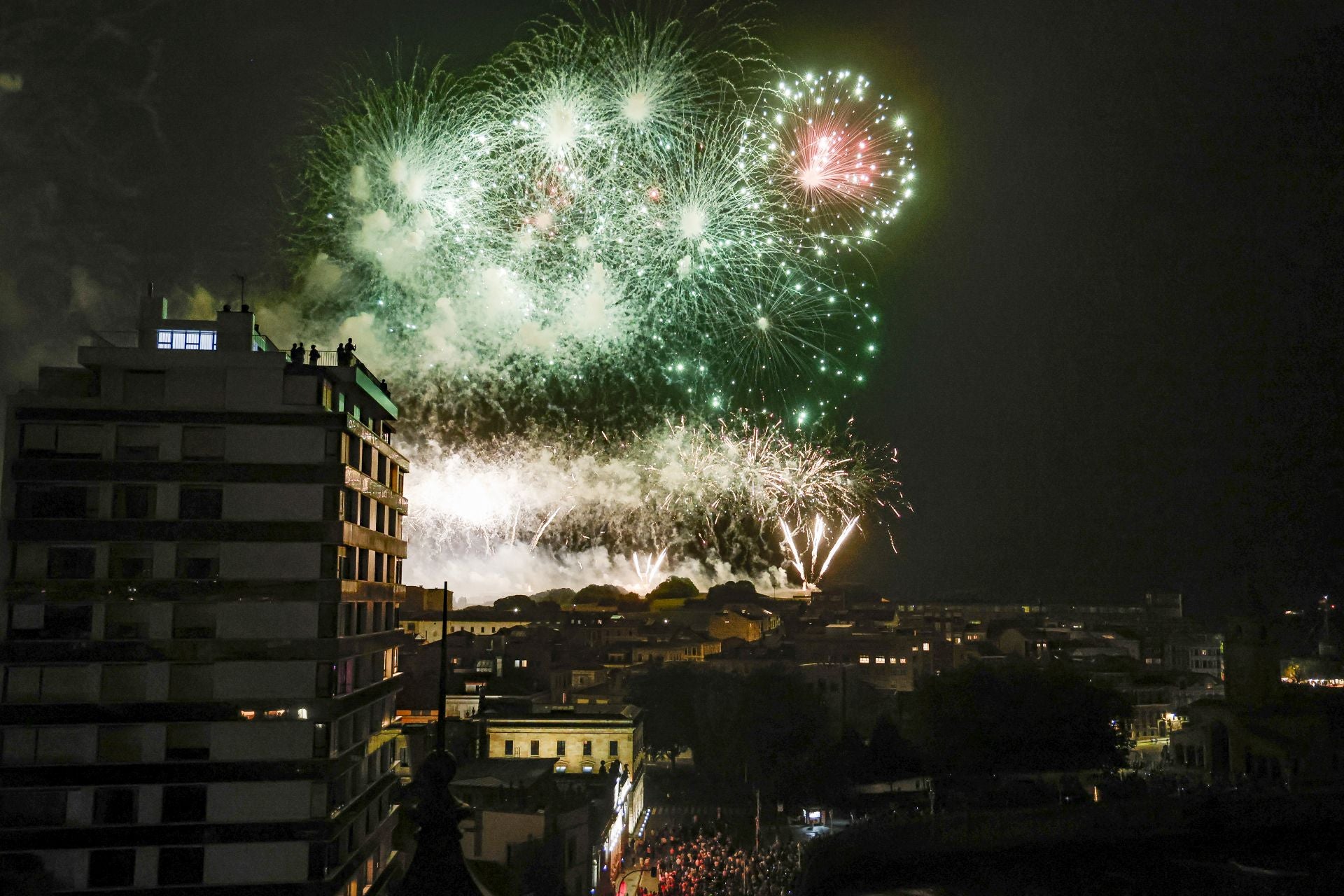Gijón se ilumina en la noche de los Fuegos