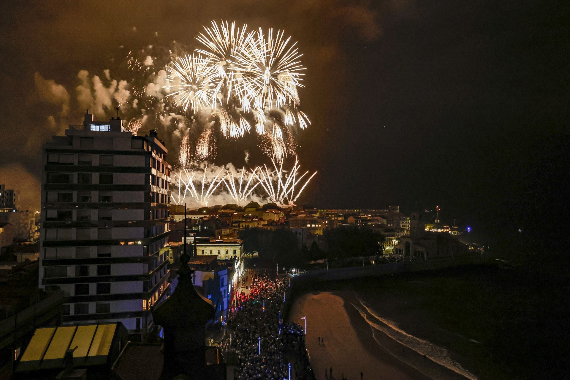 Gijón se ilumina en la noche de los Fuegos