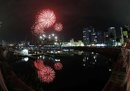 Un momento del espectáculo ofrecido este año por Pirotecnia Zaragozana para los Fuegos de Begoña vistos desde el Puerto Deportivo.
