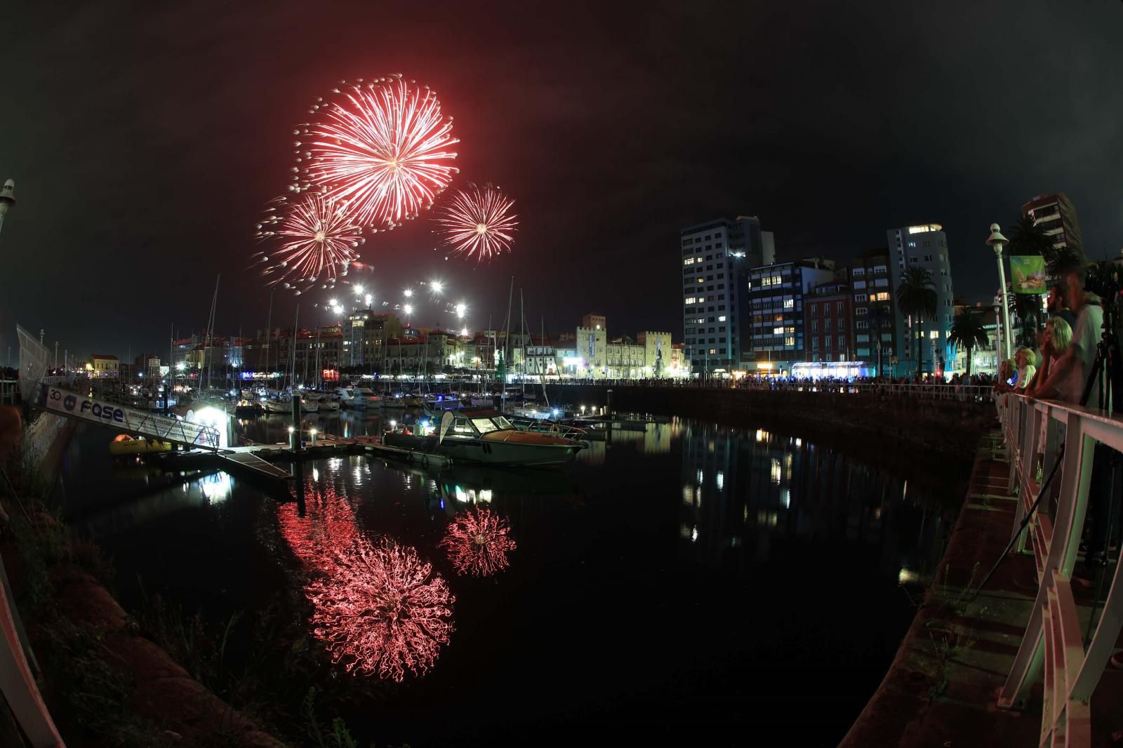 Un momento del espectáculo ofrecido este año por Pirotecnia Zaragozana para los Fuegos de Begoña vistos desde el Puerto Deportivo.