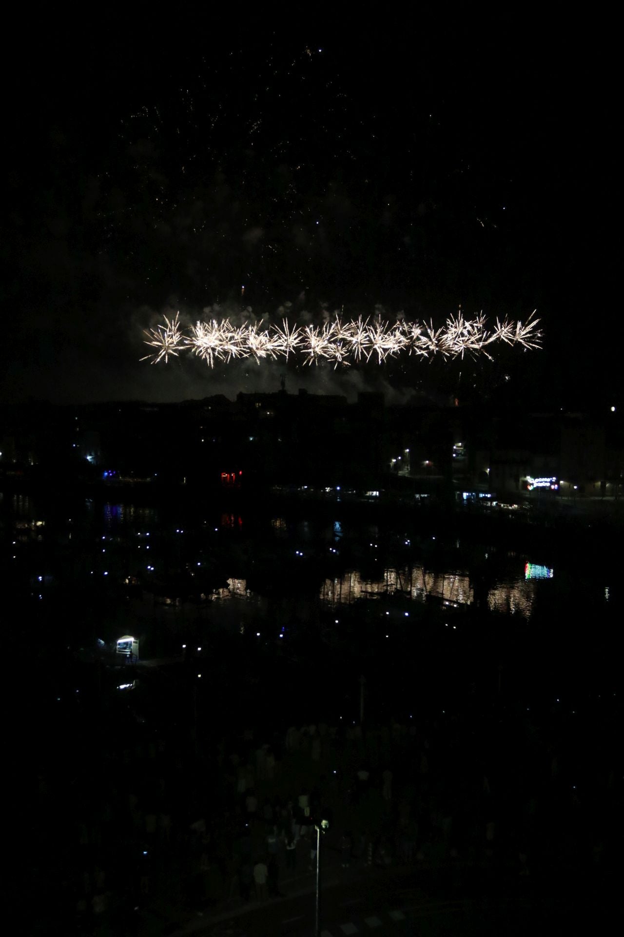 Gijón se ilumina en la noche de los Fuegos