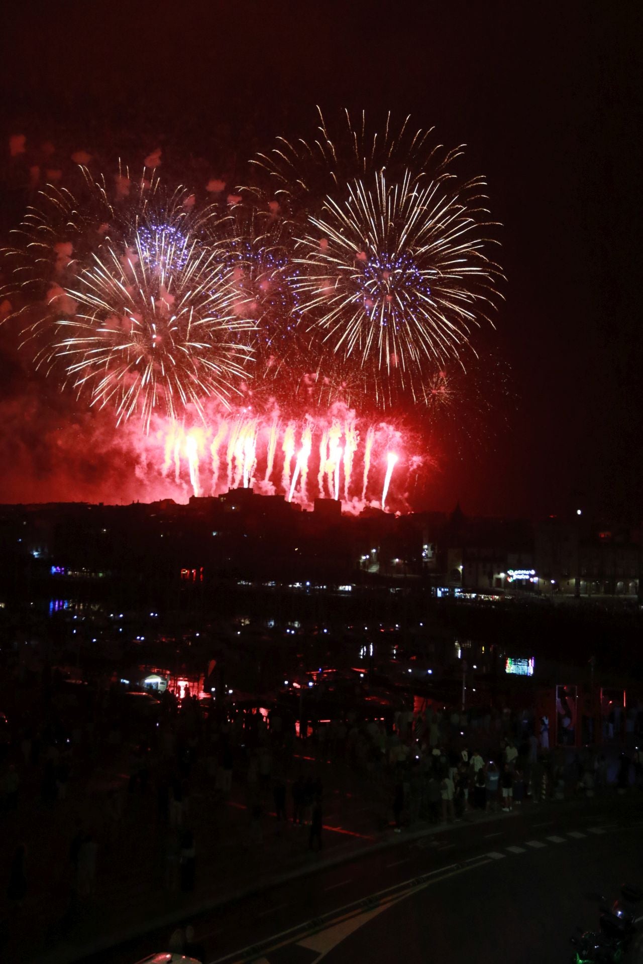 Gijón se ilumina en la noche de los Fuegos