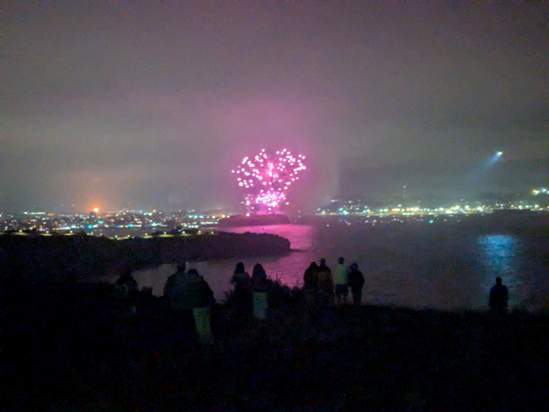 Gijón se ilumina en la noche de los Fuegos