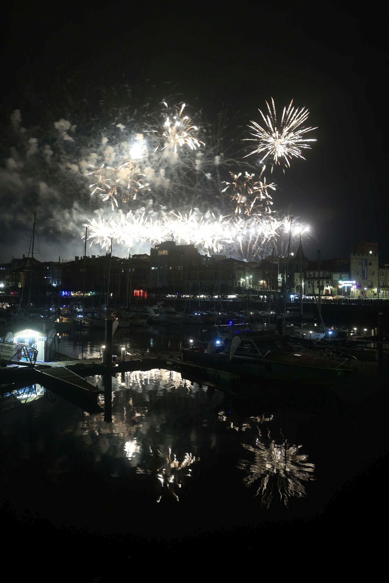Gijón se ilumina en la noche de los Fuegos