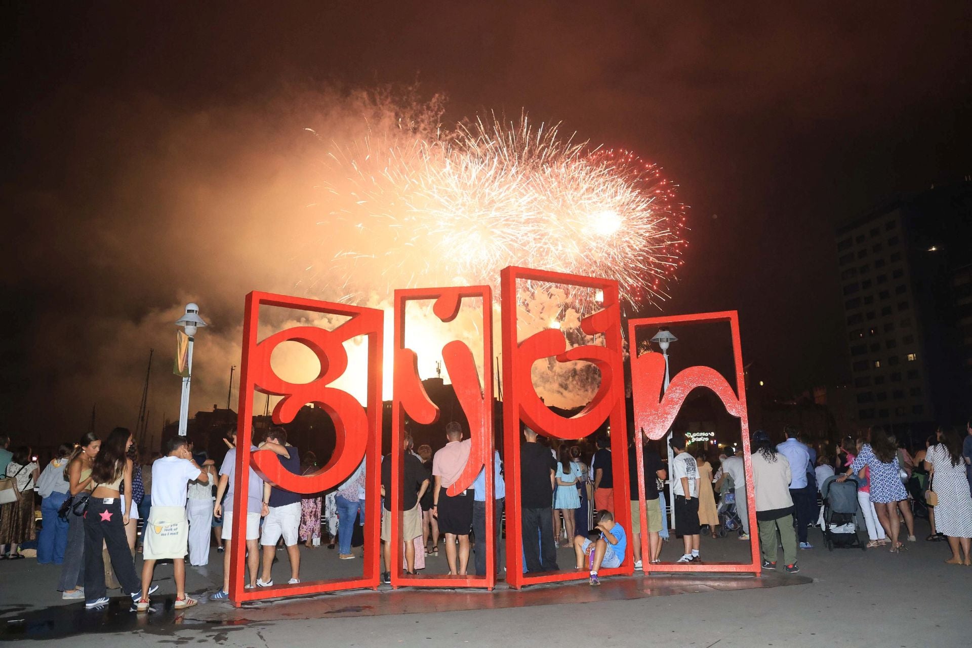 Gijón se ilumina en la noche de los Fuegos
