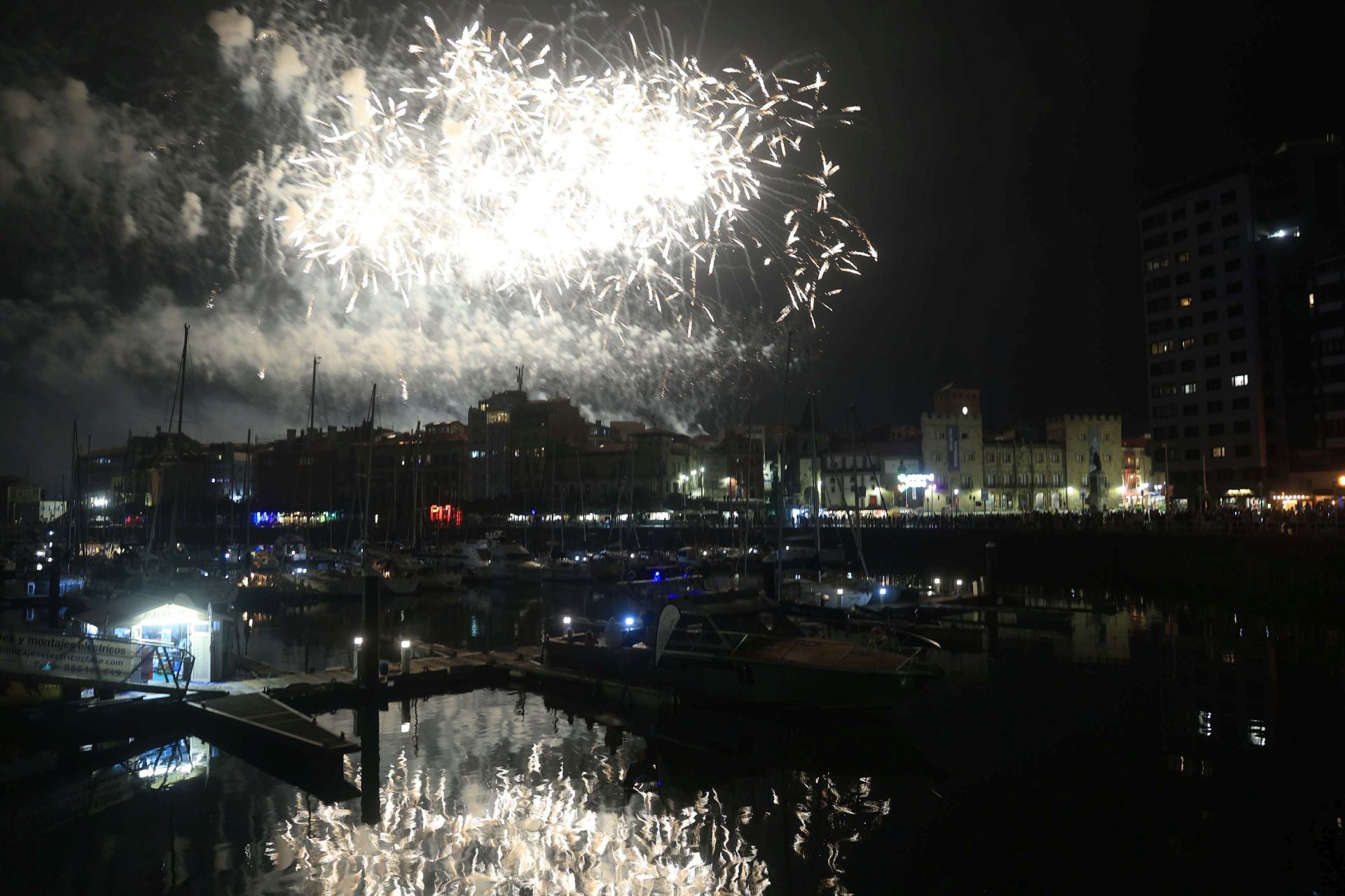 Gijón se ilumina en la noche de los Fuegos