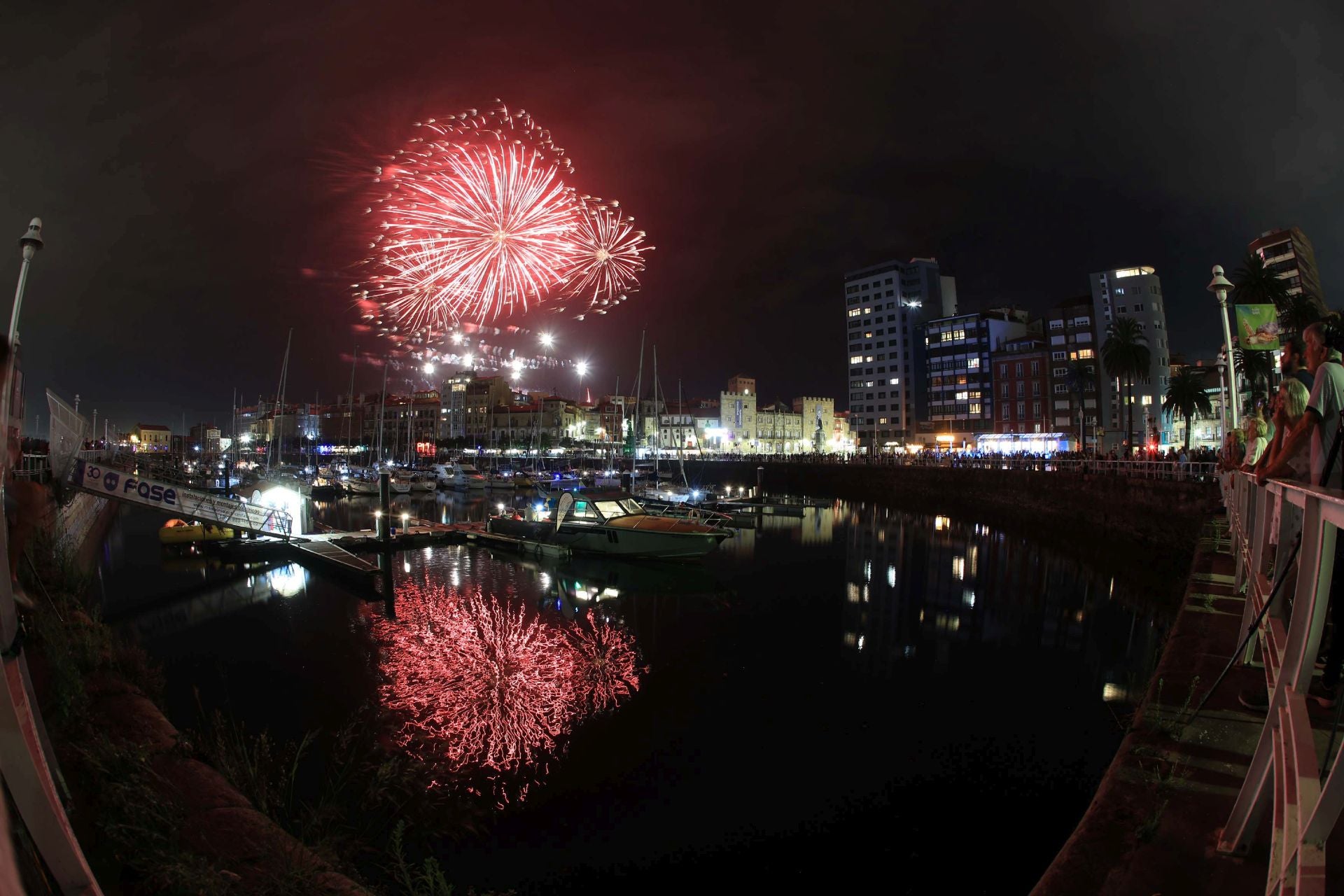 Gijón se ilumina en la noche de los Fuegos