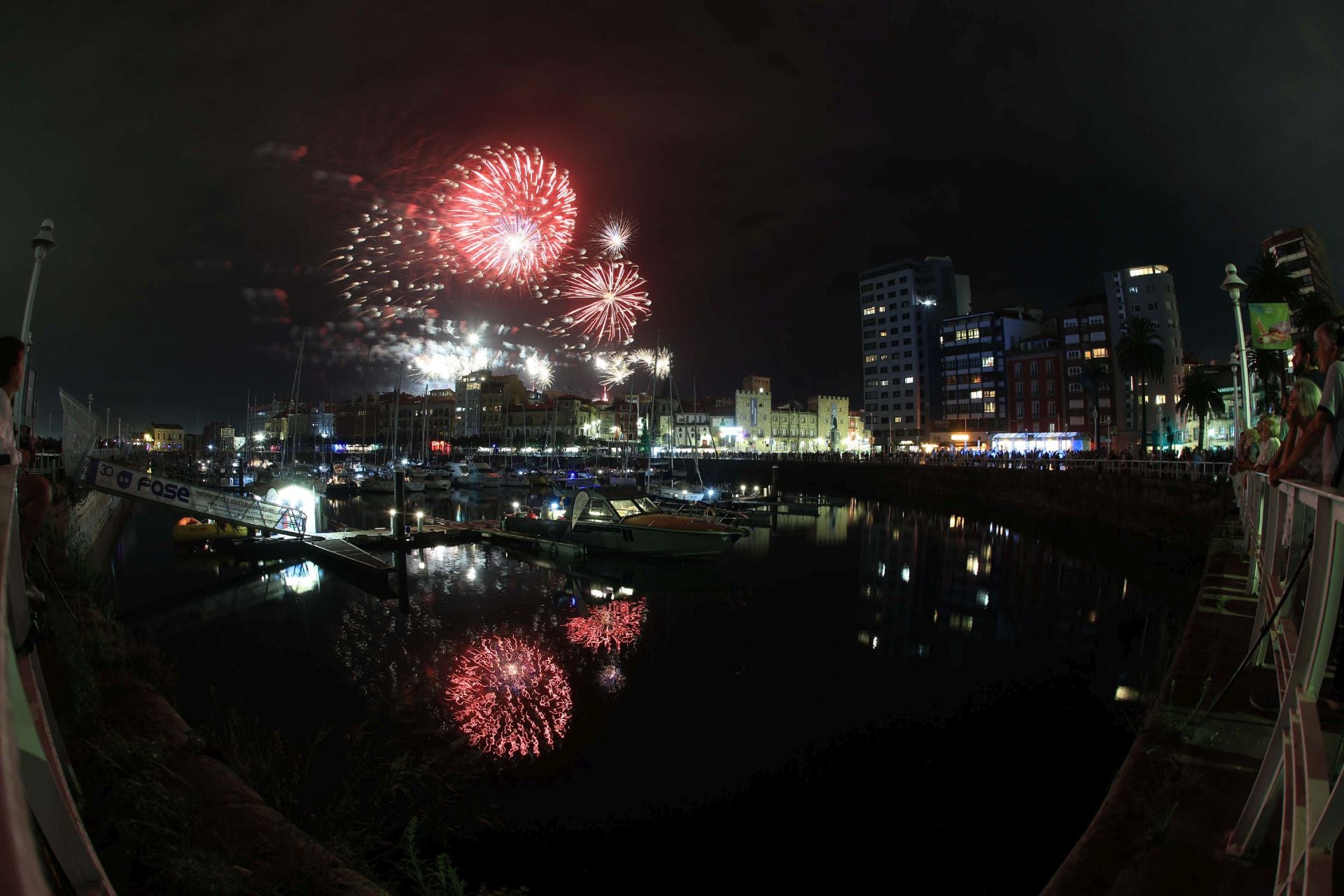 Gijón se ilumina en la noche de los Fuegos