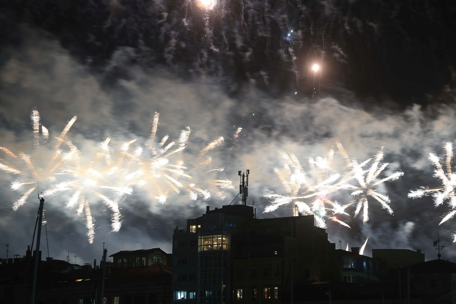 Gijón se ilumina en la noche de los Fuegos