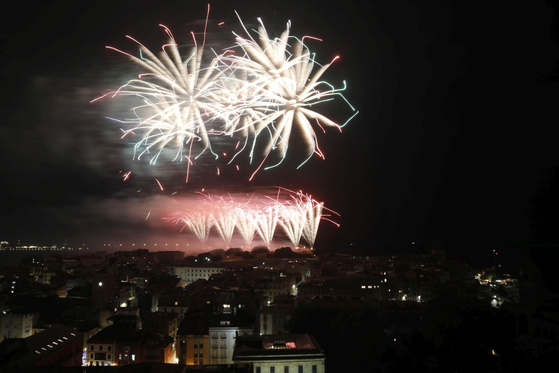 Gijón se ilumina en la noche de los Fuegos