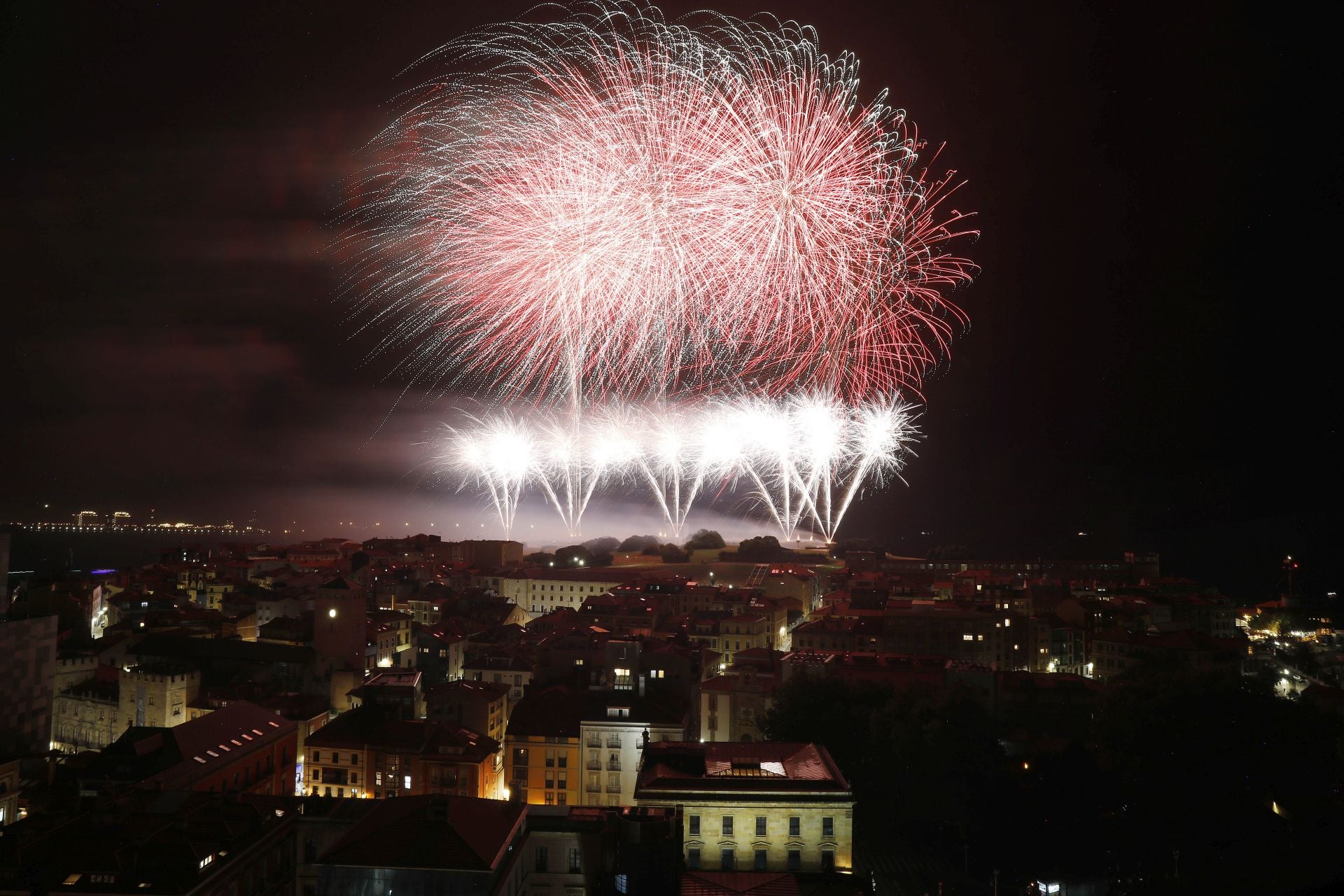 Gijón se ilumina en la noche de los Fuegos