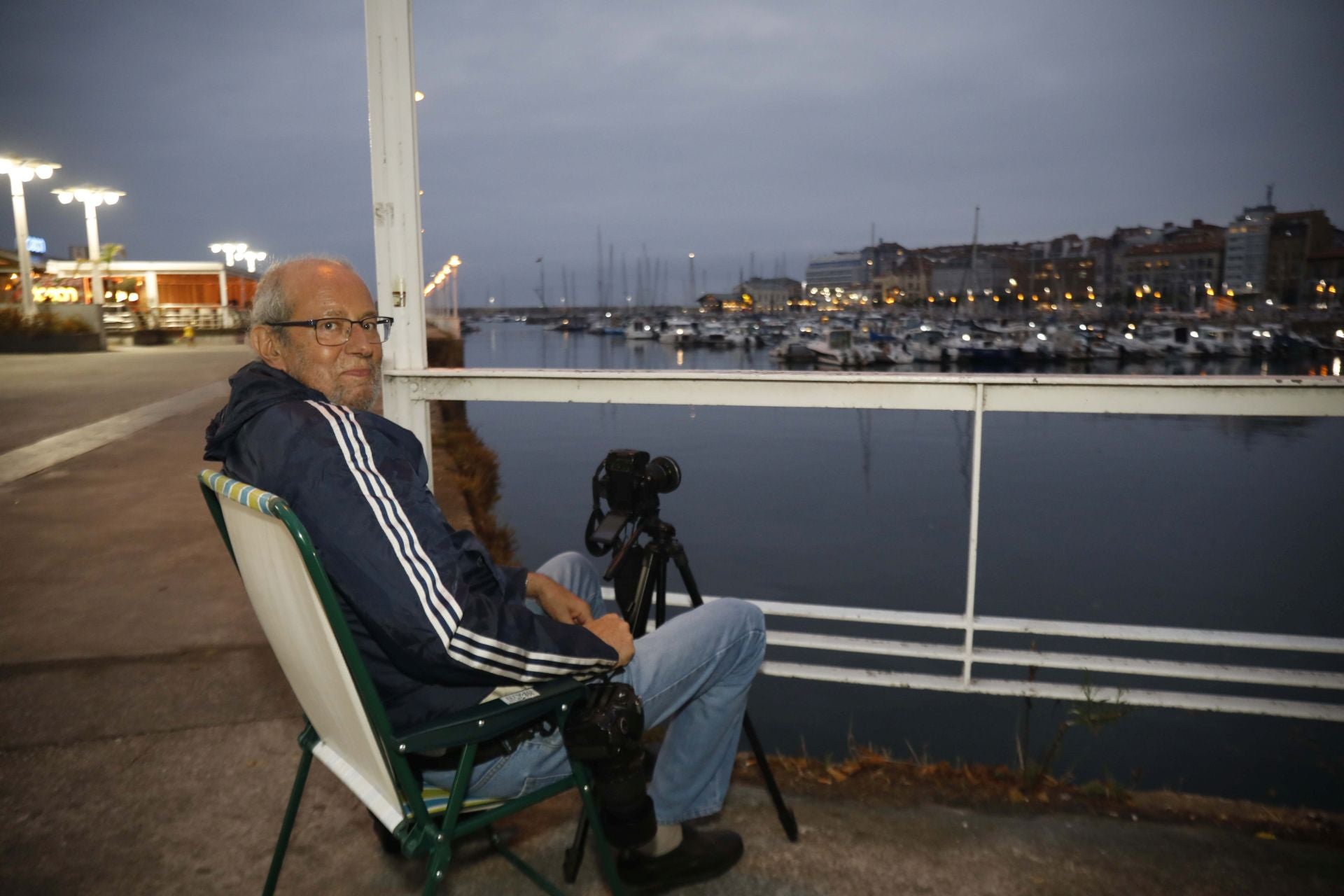 Gijón se ilumina en la noche de los Fuegos