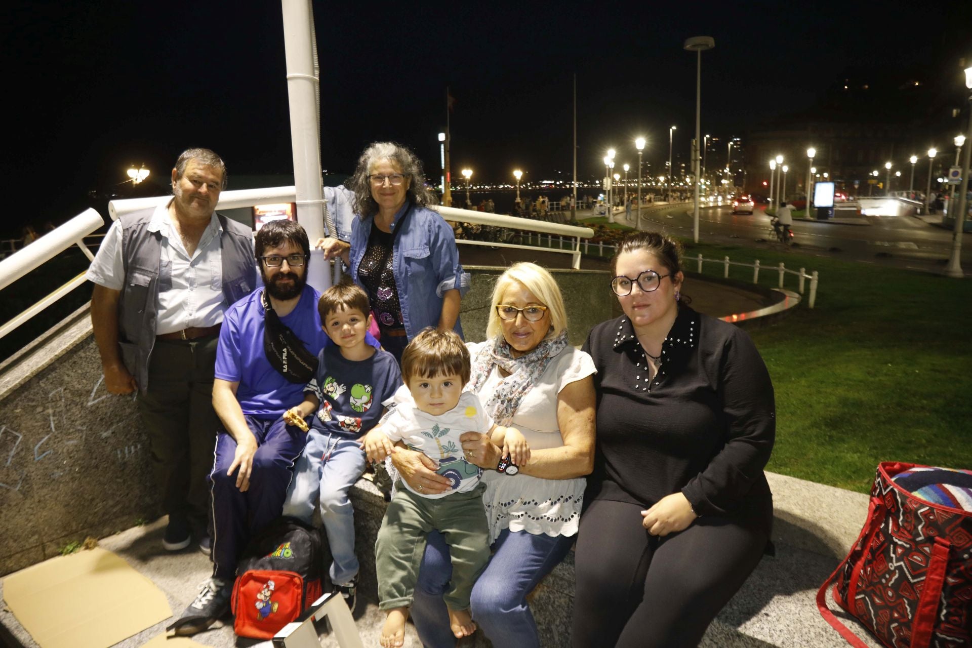 Gijón se ilumina en la noche de los Fuegos