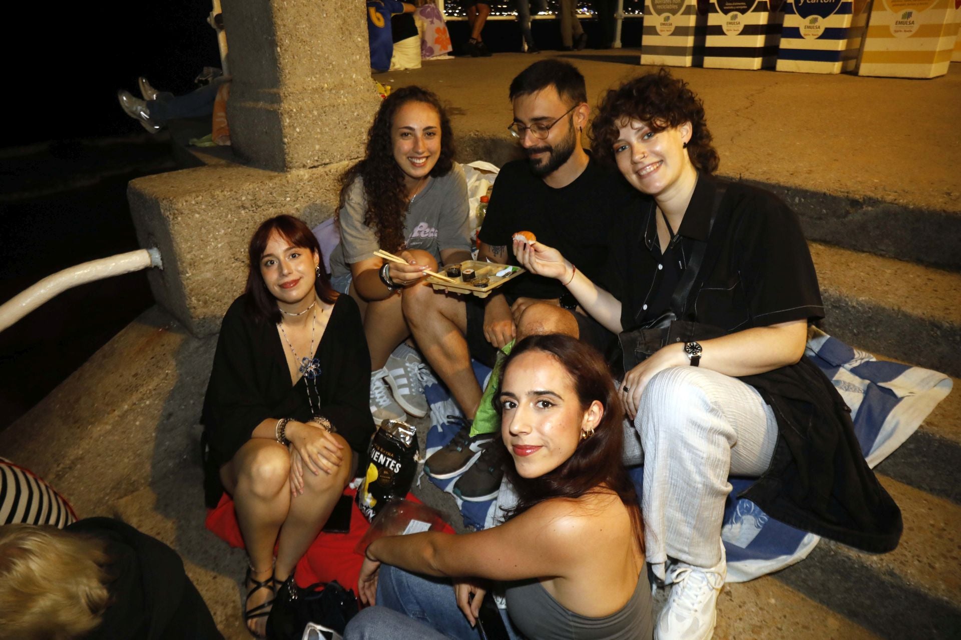 Gijón se ilumina en la noche de los Fuegos