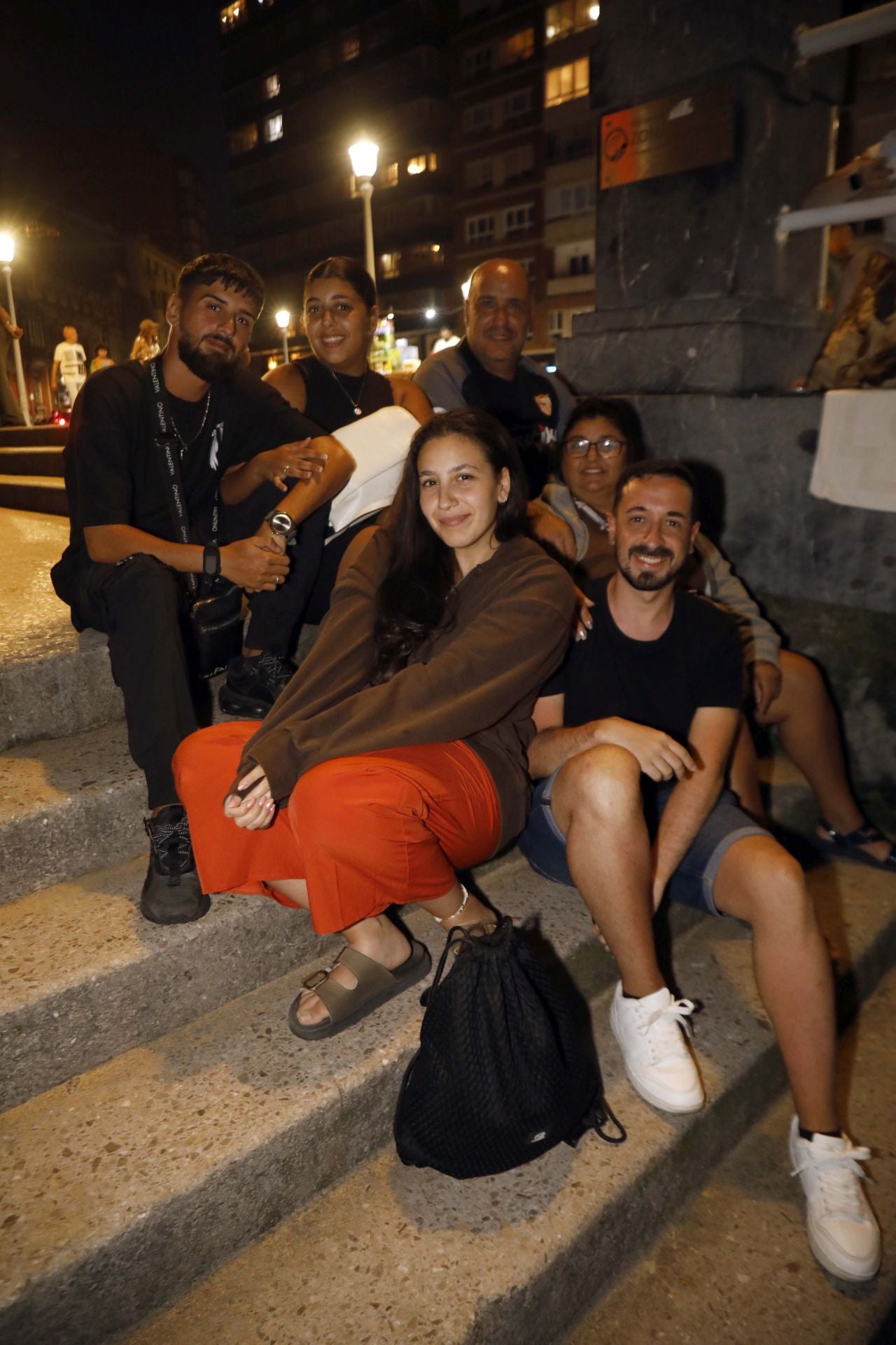 Gijón se ilumina en la noche de los Fuegos