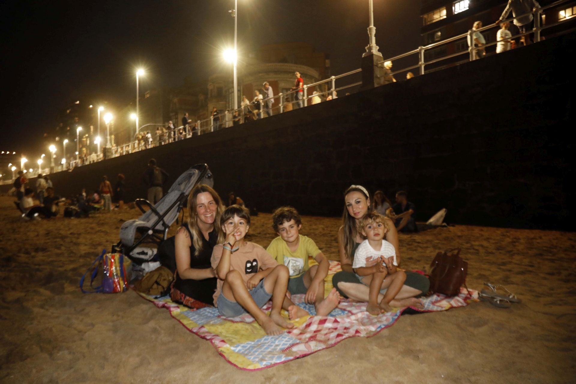 Gijón se ilumina en la noche de los Fuegos