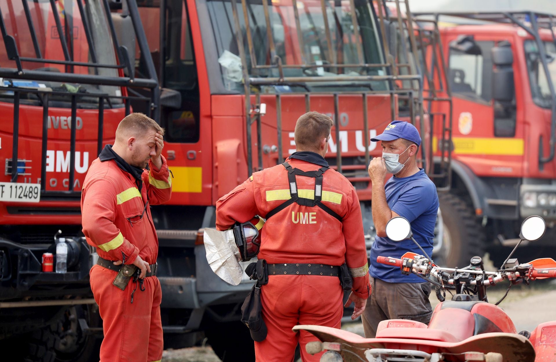 «Máxima preocupación» en Genestoso: las llamas siguen vivas y los vecinos «aterrados»