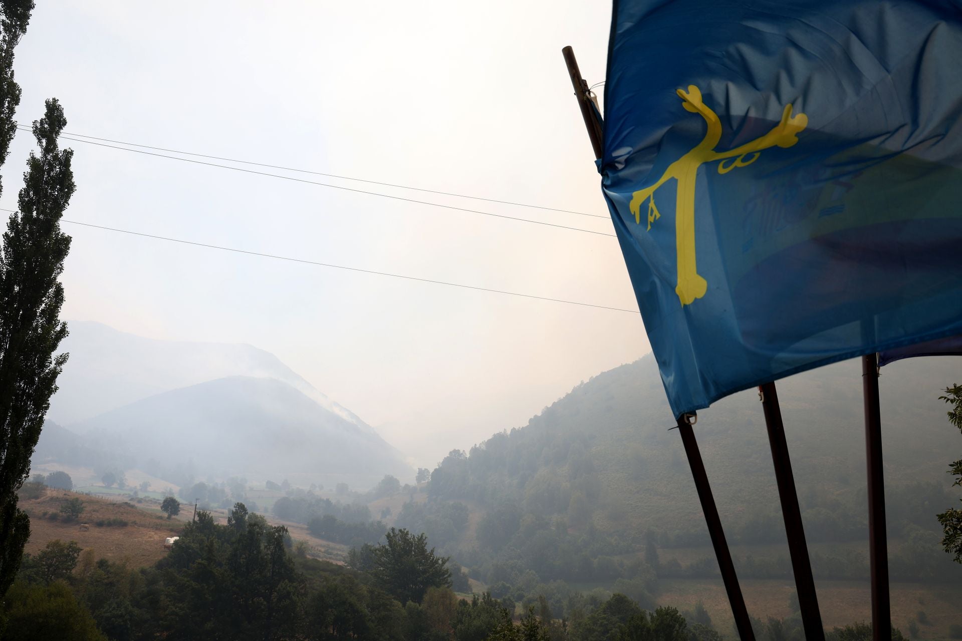 «Máxima preocupación» en Genestoso: las llamas siguen vivas y los vecinos «aterrados»