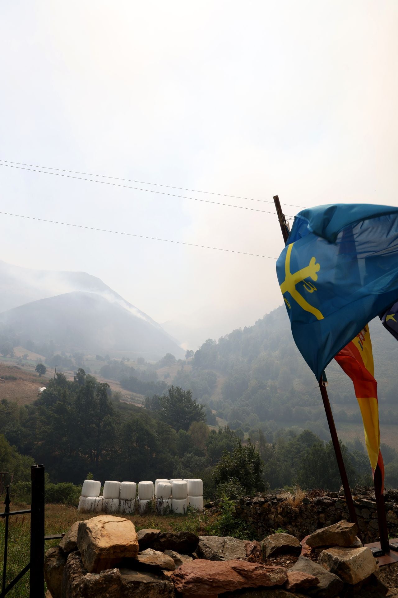 «Máxima preocupación» en Genestoso: las llamas siguen vivas y los vecinos «aterrados»