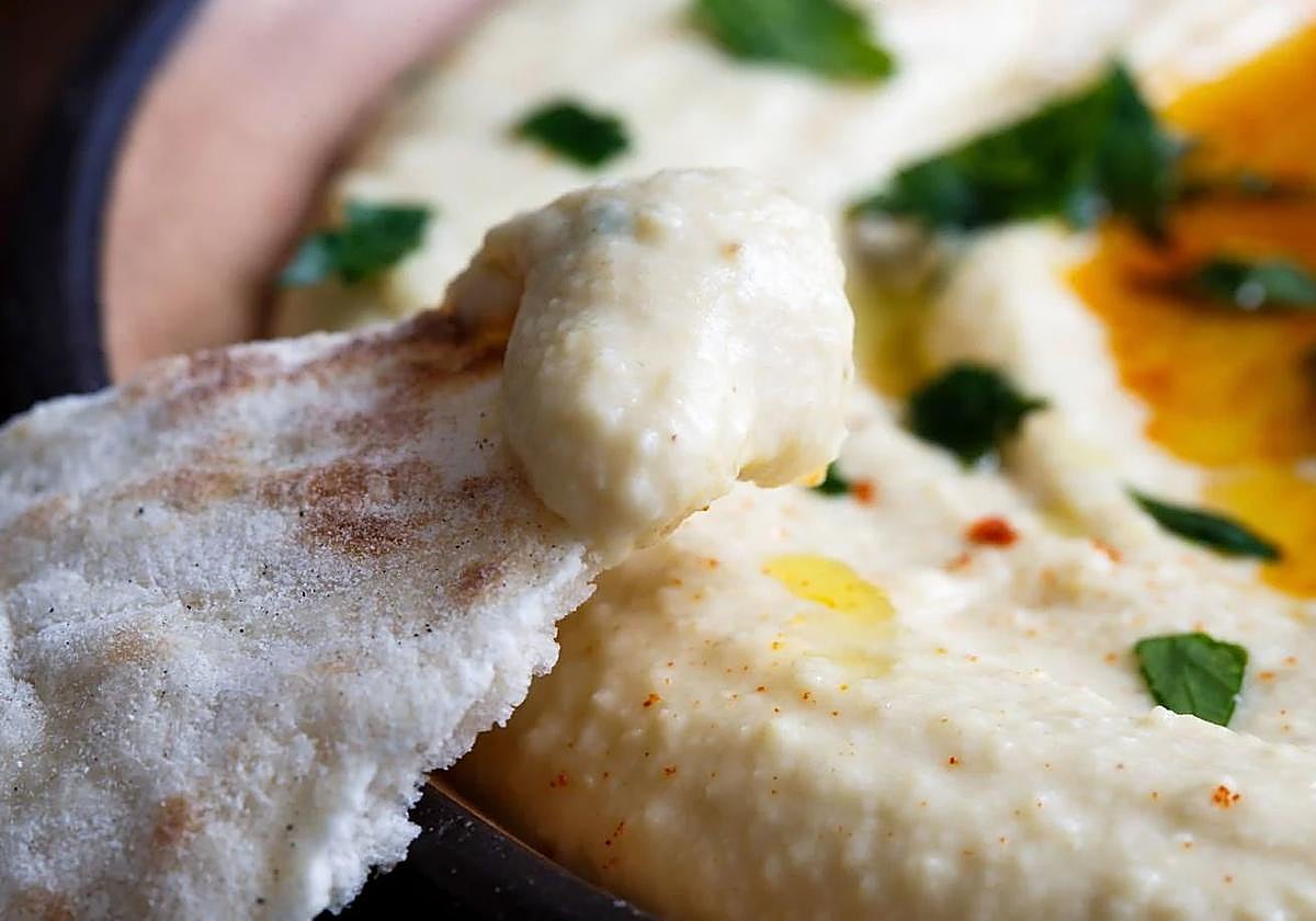 Detalle de un plato de hummus