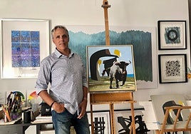 El artista y diseñador en su estudio, donde creó la obra utilizando la técnica del collage.