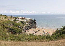 Playa de Carranques, en la ciudad vacacional de Perlora.