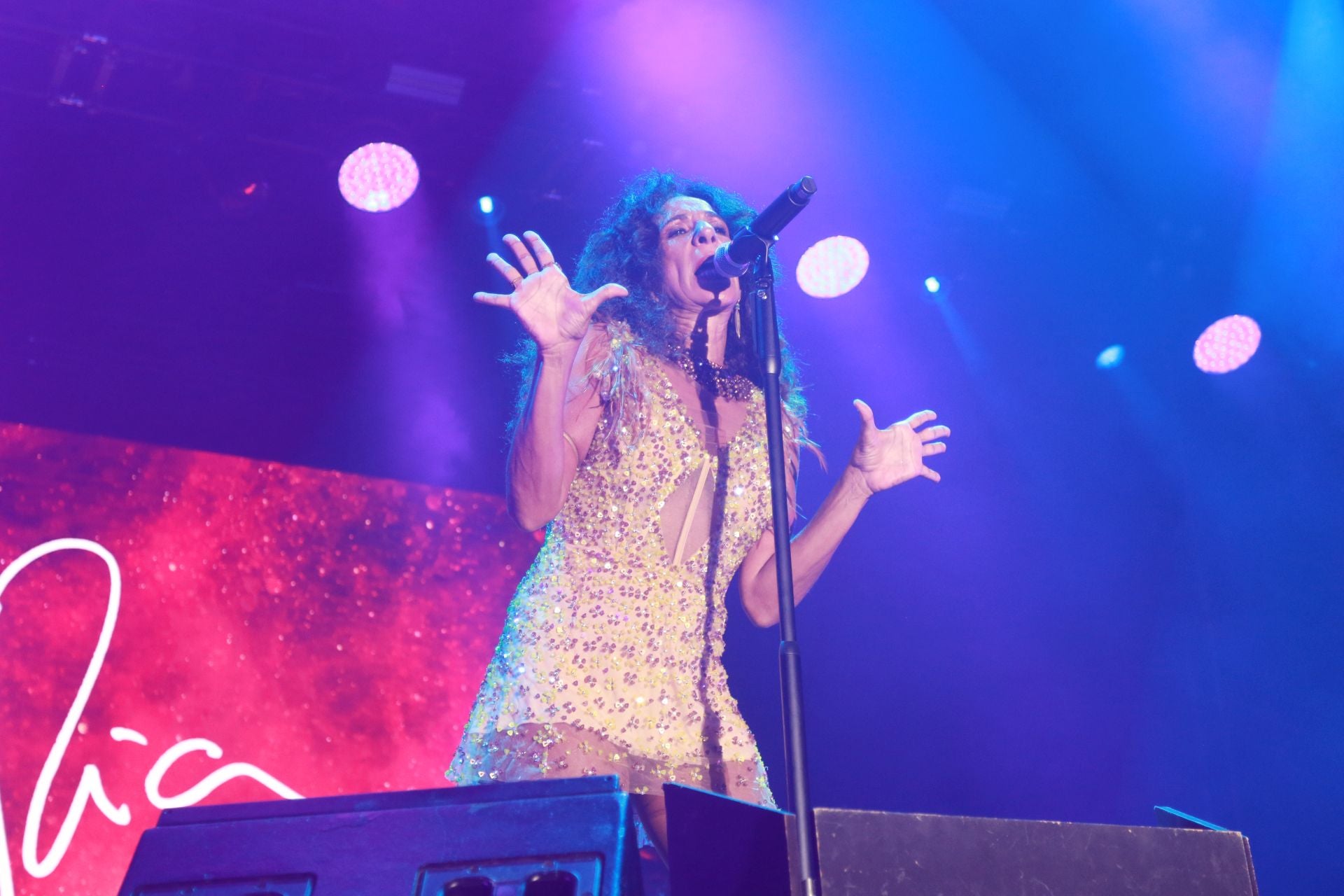 Rosario Flores conquista Poniente