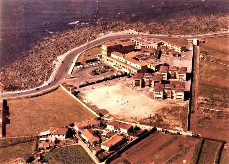 Campo de futbol de arena en el Sanatorio Marítimo durante un partido. Fecha: ca. 1975. Autoría desconocida.