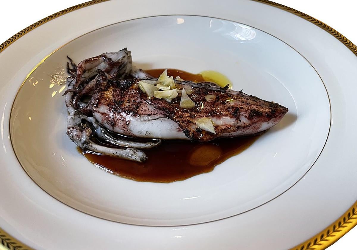 Chipirón de potera con caldo de cebolla y limón.