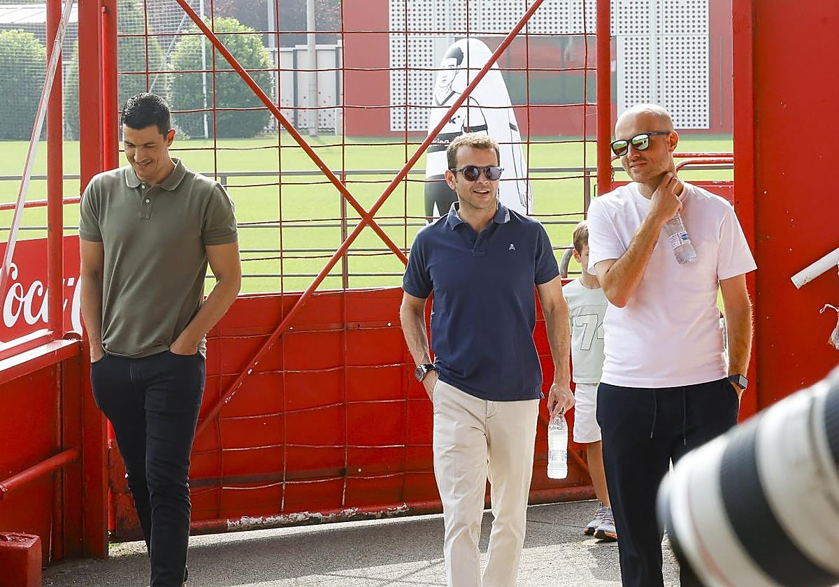 José Riestra, en el centro, junto a Israel Villaseñor y David Guerra, accediendo al campo de entrenamiento este sábado en Mareo.
