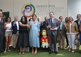 Día de Oviedo. Vanessa Gutiérrez, Carmen Moriyón, Juan Cofiño, Pedro López, Alfredo Canteli y autoridades ovetenses brindan con sidra al lado del banco de Mafalda.