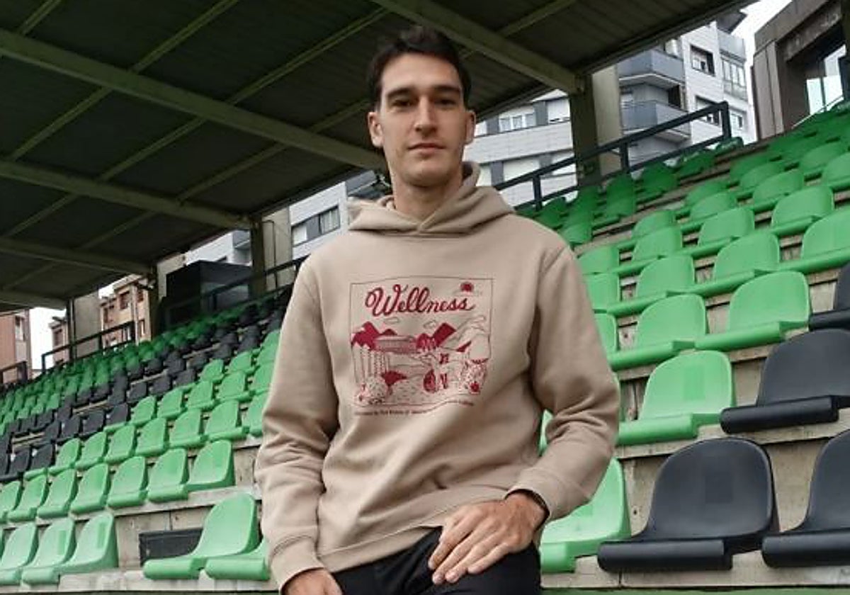 Adri Gómez, en el estadio de Las Llanas en su etapa como jugaro del Sestao River.