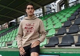 Adri Gómez, en el estadio de Las Llanas en su etapa como jugaro del Sestao River.