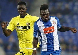 Eric Bailly, en su primera etapa en el Villarreal, presionando a Caicedo, del Espanyol.