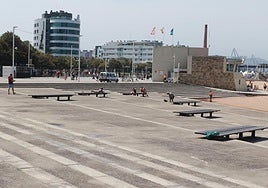 Bancos de la playa de Poniente donde la joven francesa fue atendida tras los hechos.