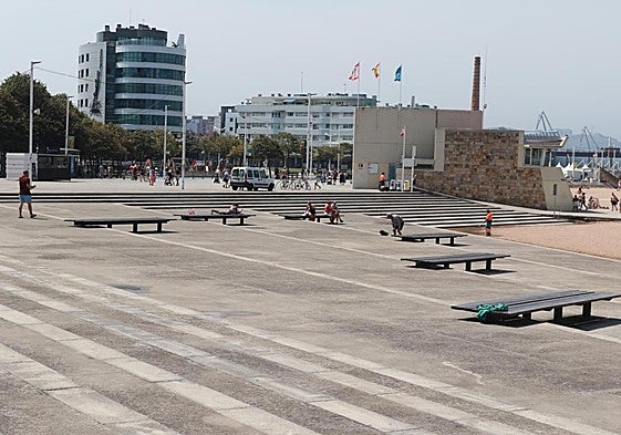 Bancos de la playa de Poniente donde la joven francesa fue atendida tras los hechos.
