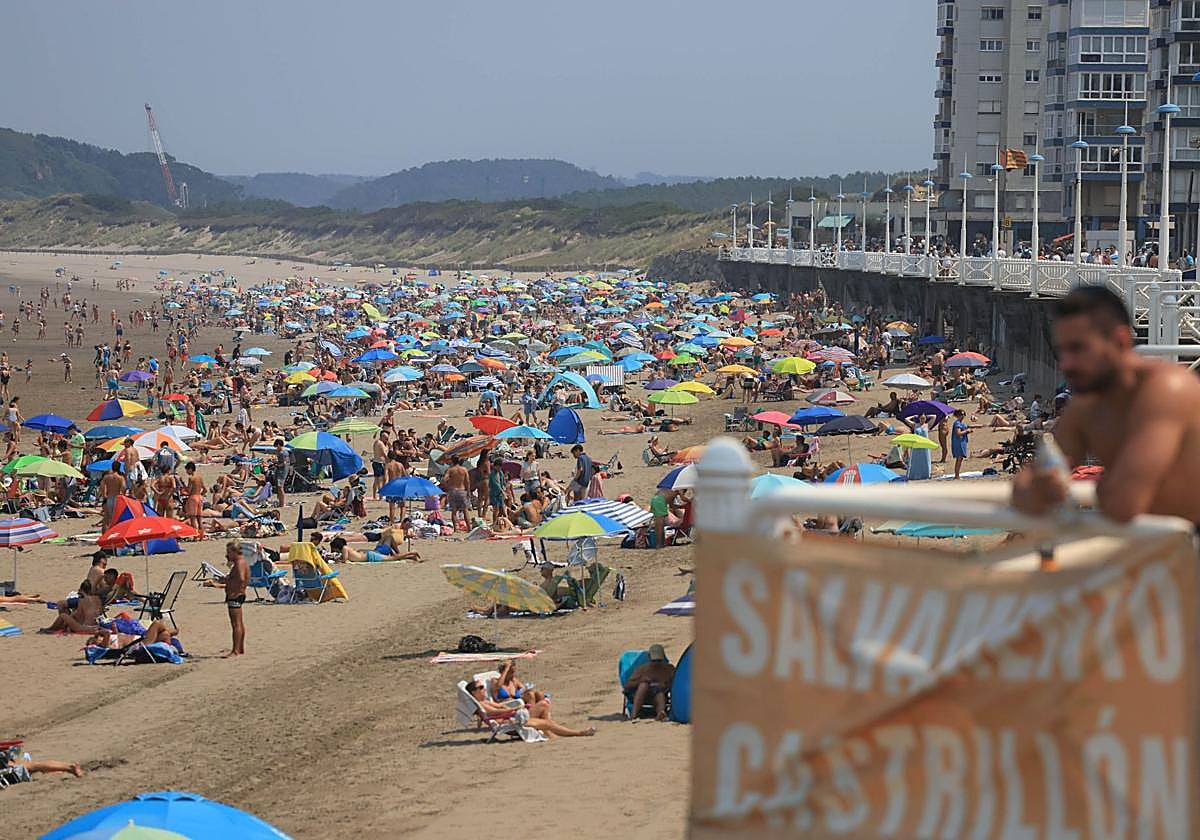 La playa de Salinas tuvo ayer una de sus jornadas veraniegas con más bañistas.