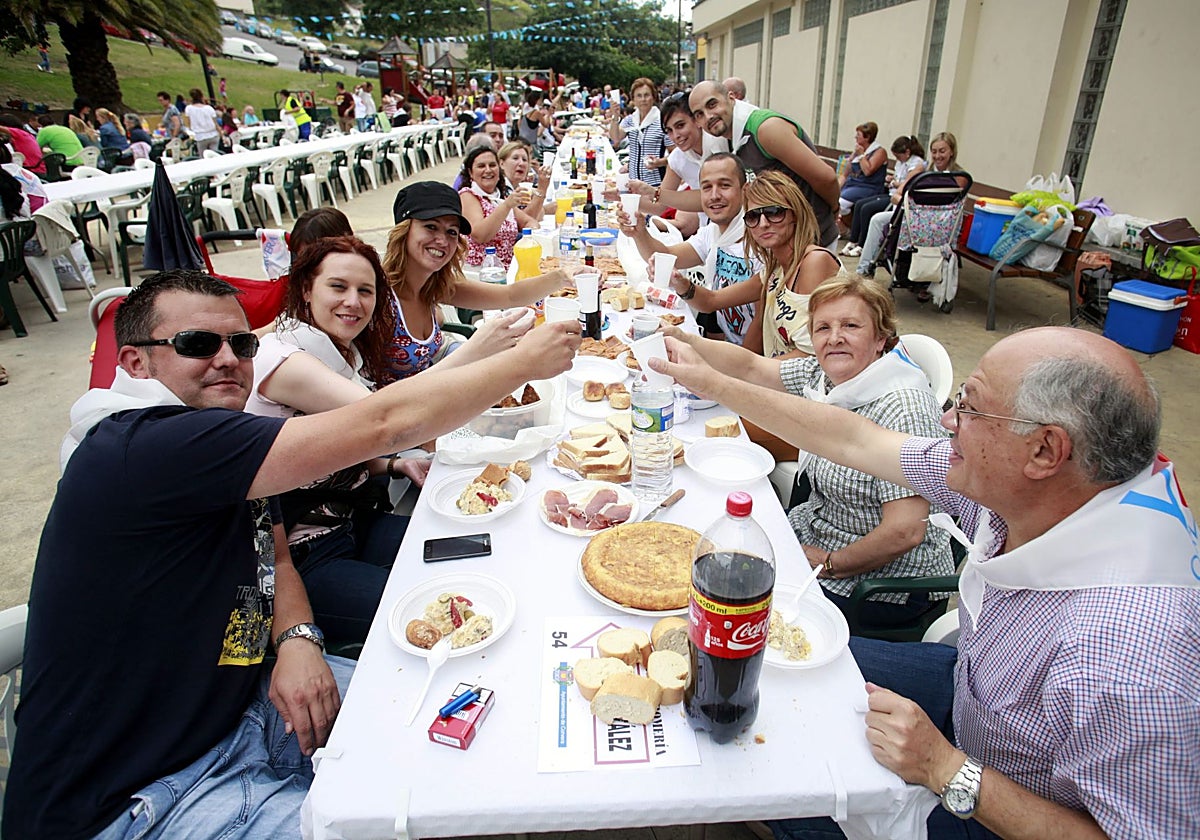 Un grupo en una edición pasada de la Comida en la Calle de Las Vegas, en Corvera.