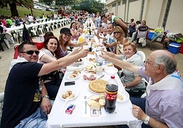 Un grupo en una edición pasada de la Comida en la Calle de Las Vegas, en Corvera.