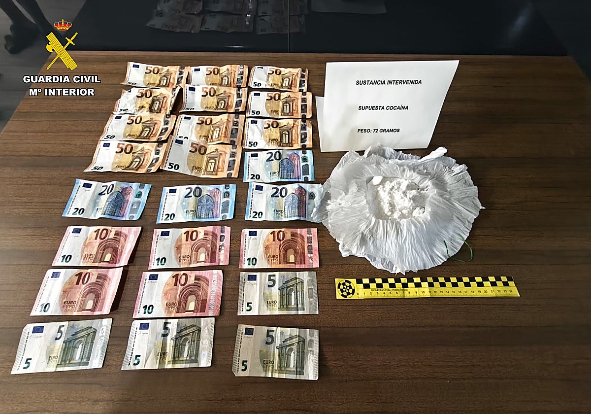 El dinero y la cocaína inacautada a los dos asturianos acusados de vender droga en Arriondas.