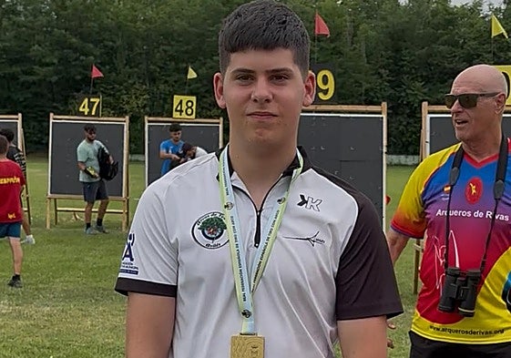 Eneko, con la medalla de campeón de España.