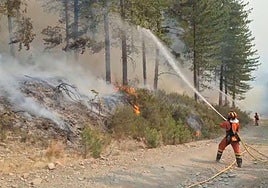 Efectivos de la Unidad Militar de Emergencias tratan de contener las llamas del incendio que se ha extendido a Somiedo.